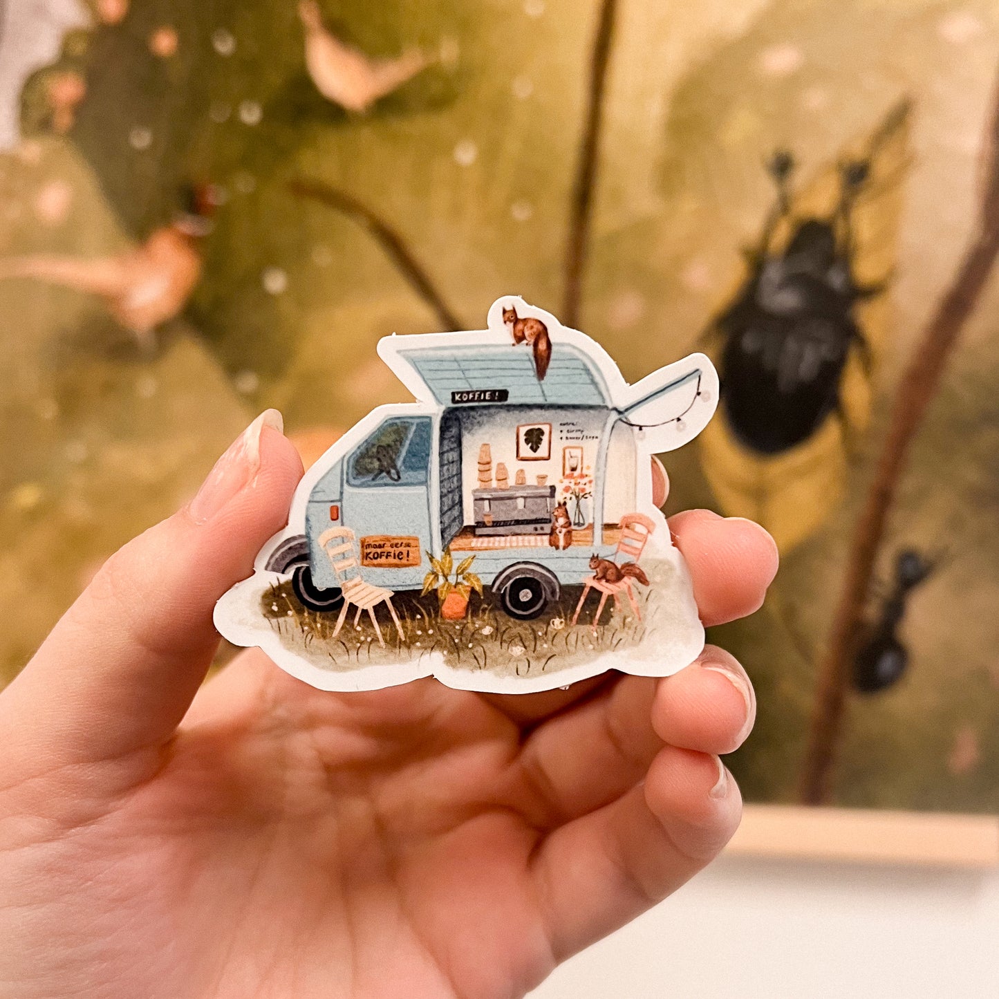 “De eekhoorntjes Piaggo” – Vinyl Illustratie Sticker | 5 × 6 cm