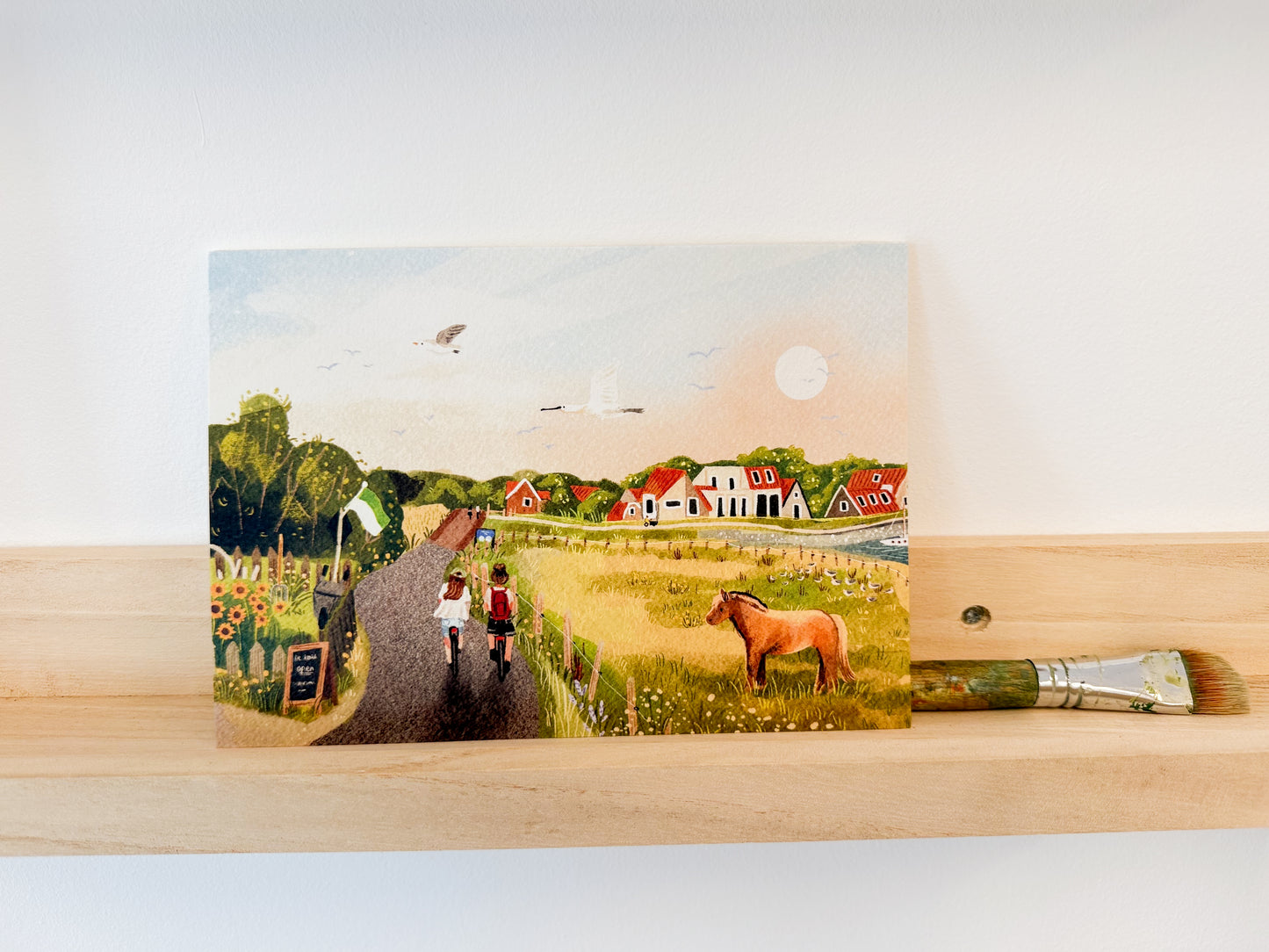 “Op de fiets naar het dorp” – A5 Art Print | Illustratie Poster op 300gsm Tintoretto Gesso