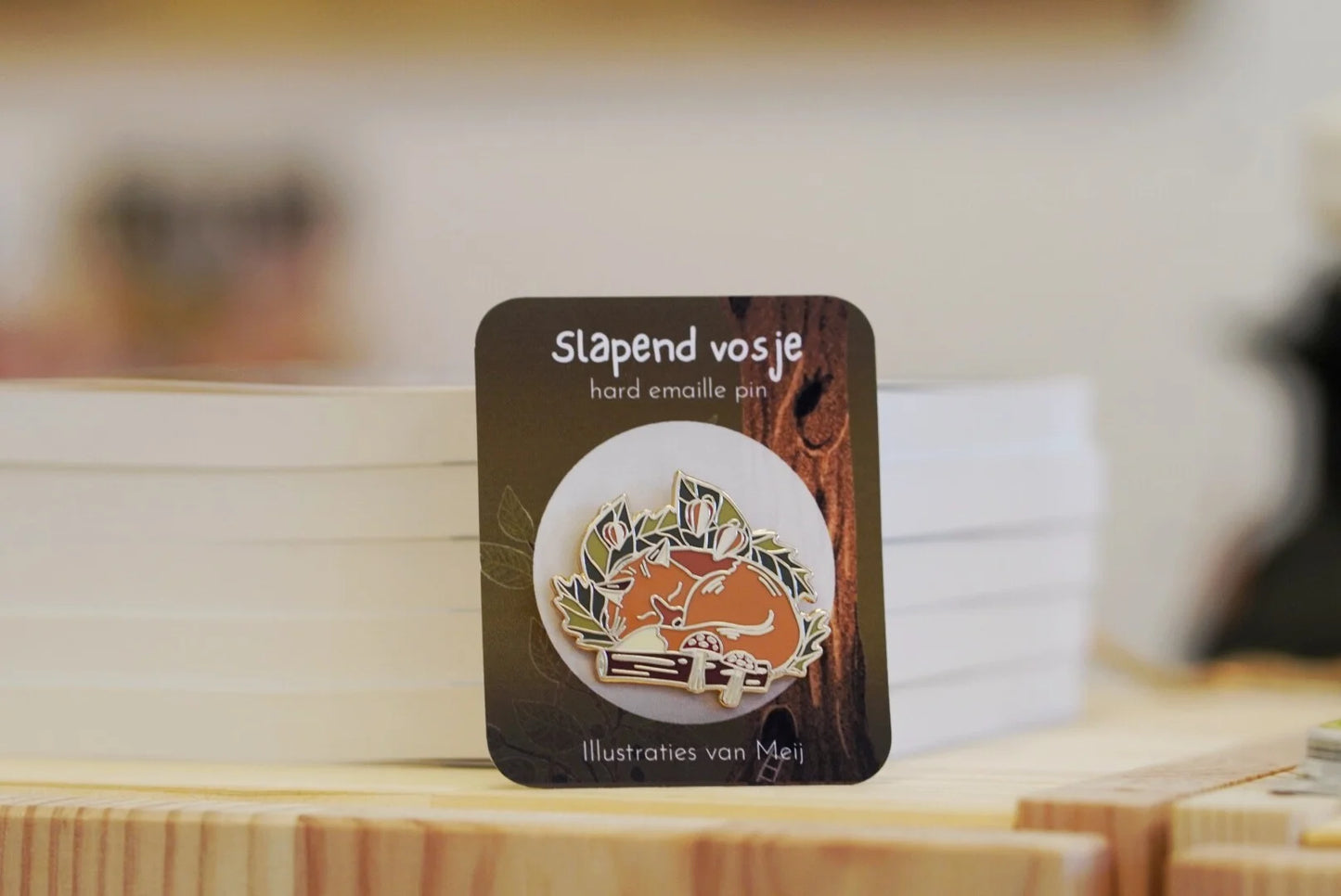 Slapend vosje, hard emaille pin