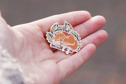 Slapend vosje, hard emaille pin